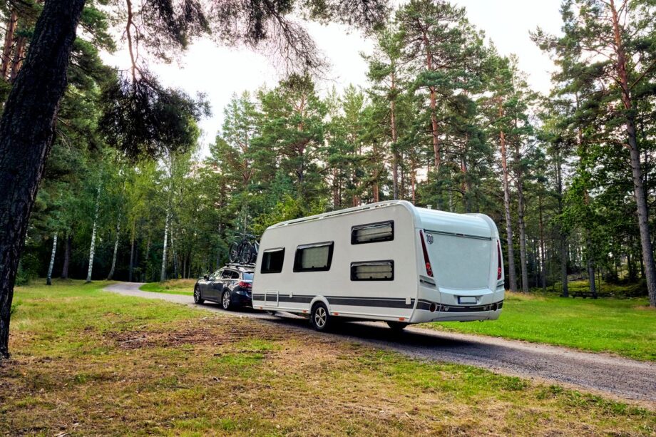 Przyczepa kempingowa na leśnej drodze podczas Camping Mazury.